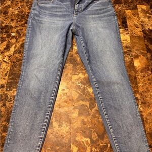 American Eagle Outfitters High-Rise Jeans in Light Blue Wash
